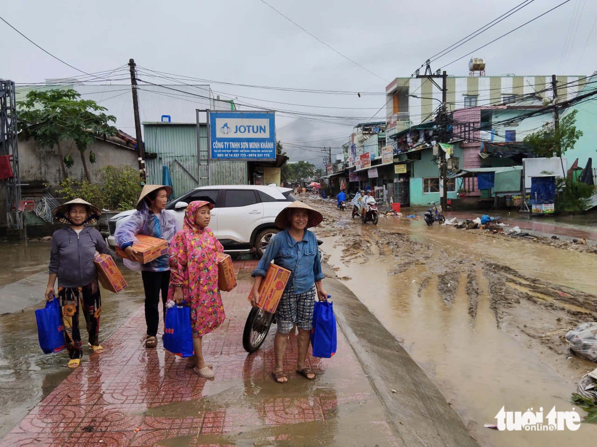 越过山体滑坡,青年报在顺化河上游洪灾中心区进行救援